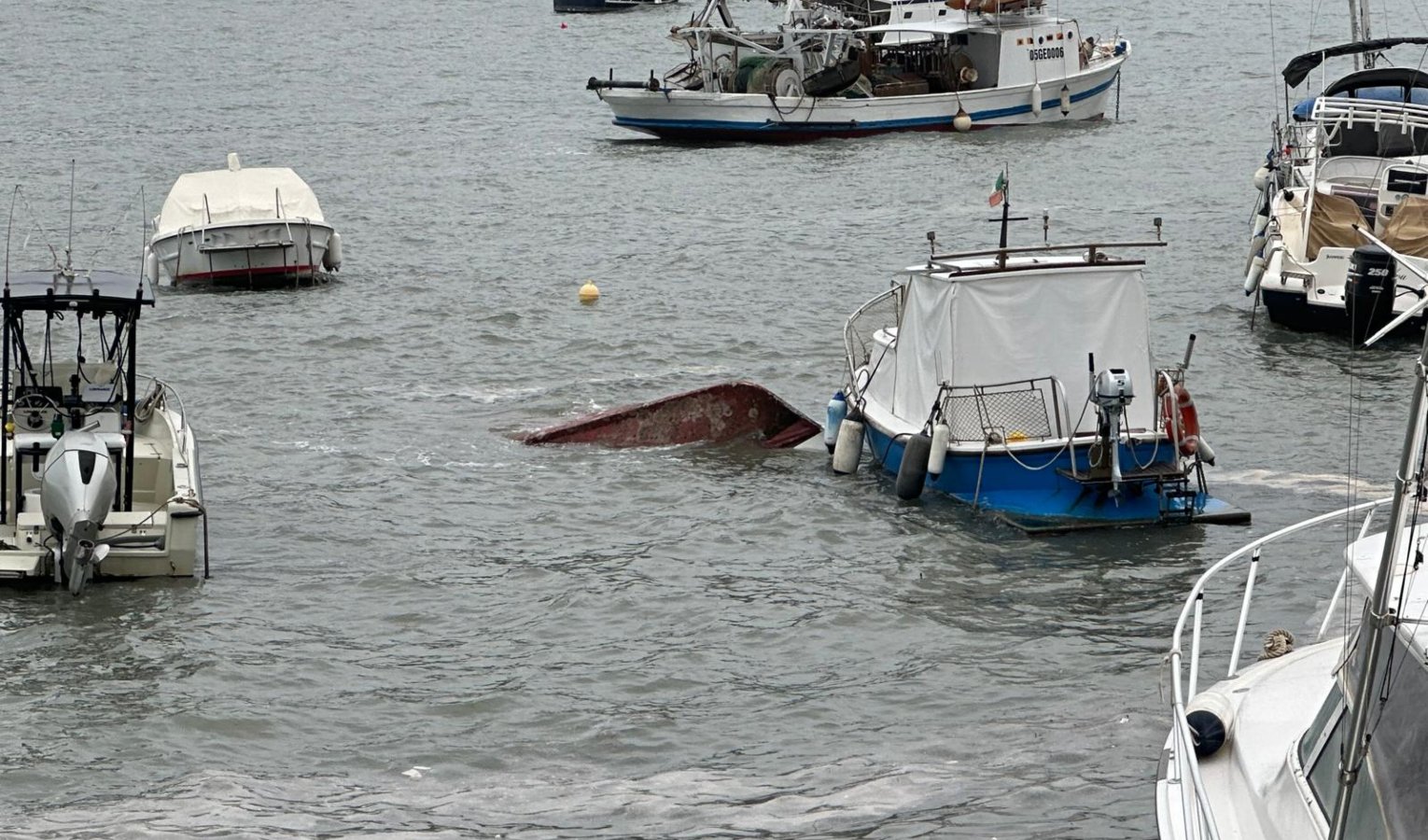 Vento forte e mareggiata: due barche affondano a Sestri Levante