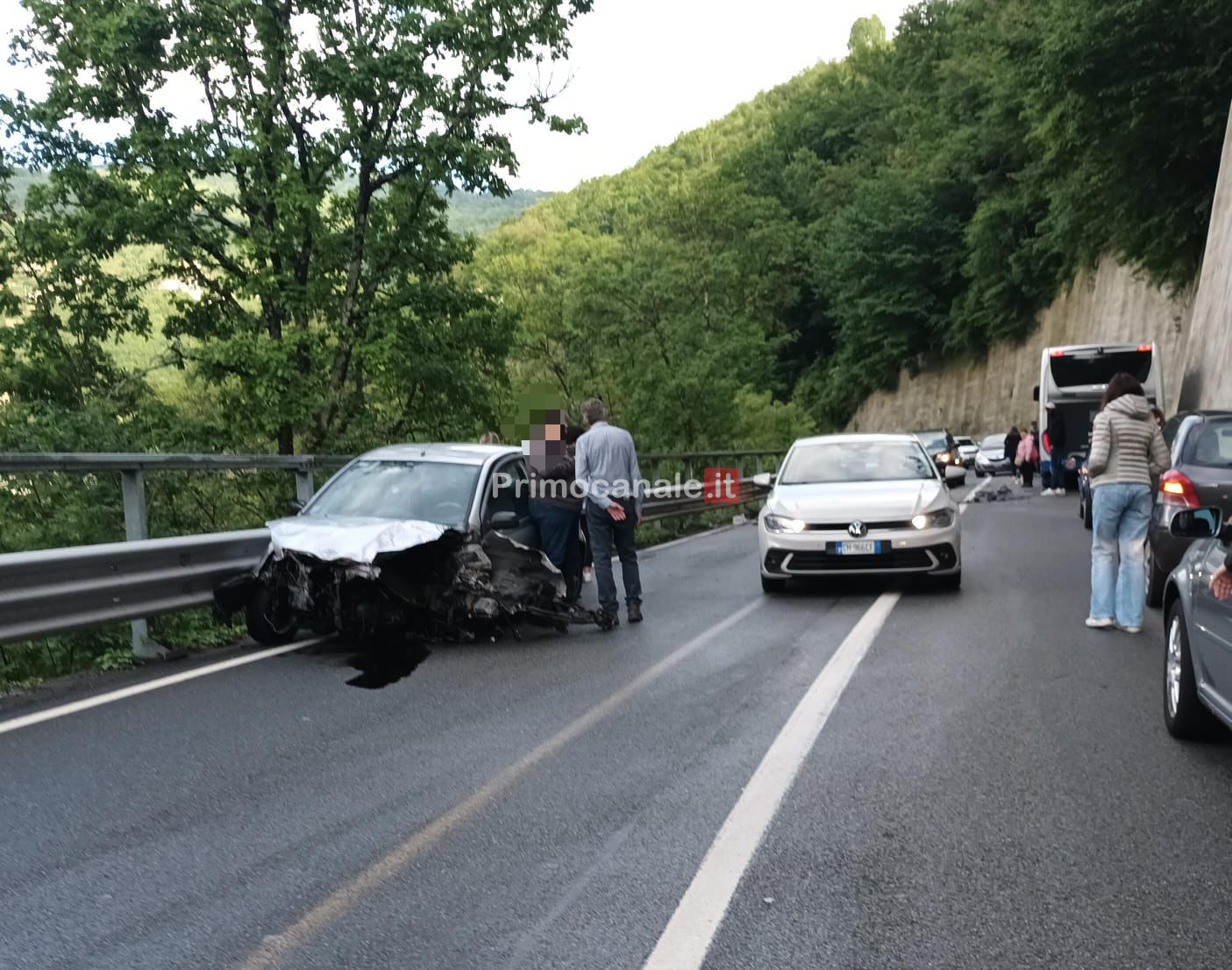 Incidente tra corriera e auto, code dopo il ponte di Traso