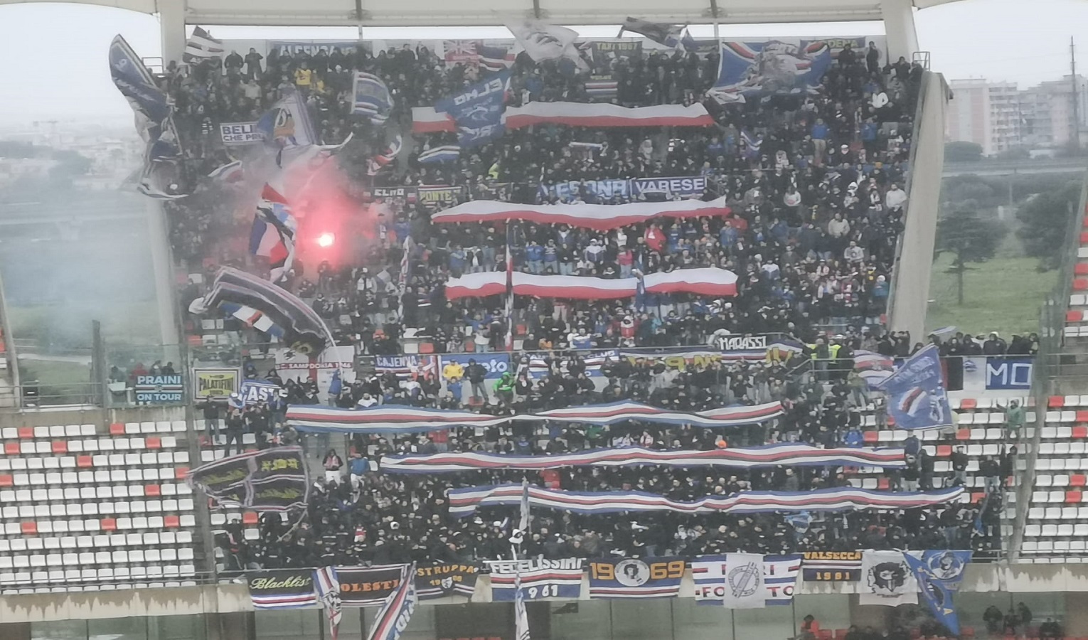 I tifosi della Sampdoria sventolano le bandiere e quelle di una squadra biancorossa nel settore ospiti di uno stadio