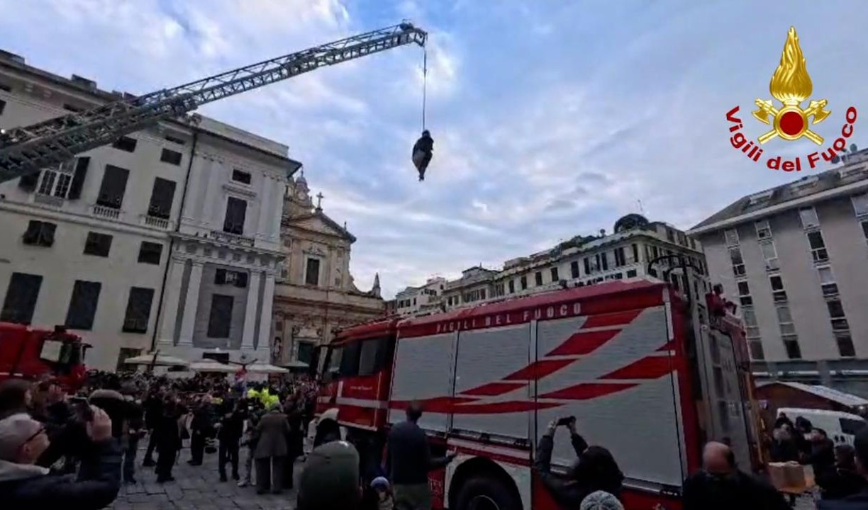 Genova, in piazza Matteotti è scesa dal cielo la Befana dei Vigili del Fuoco