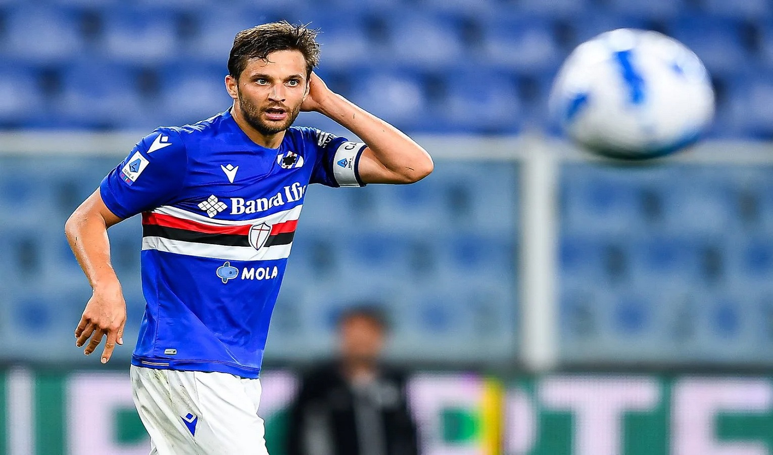 Un calciatore della Sampdoria in campo guarda il pallone