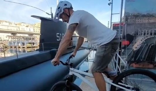 Le evoluzioni del biker Diego Donadonibus nel cuore di Genova sulle note della tradizione