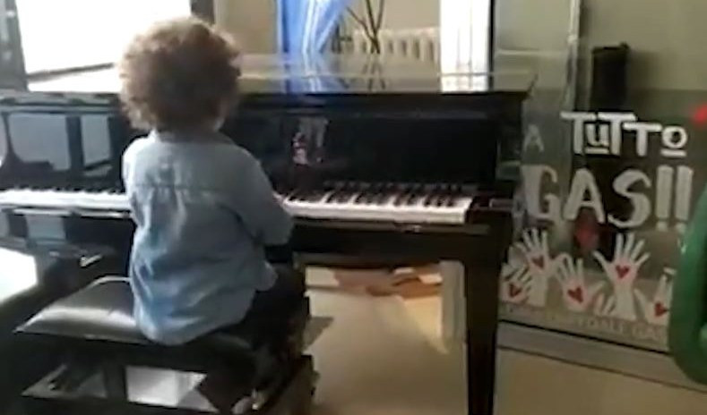 Bimba suona il pianoforte del Gaslini come una professionista: il video diventa virale