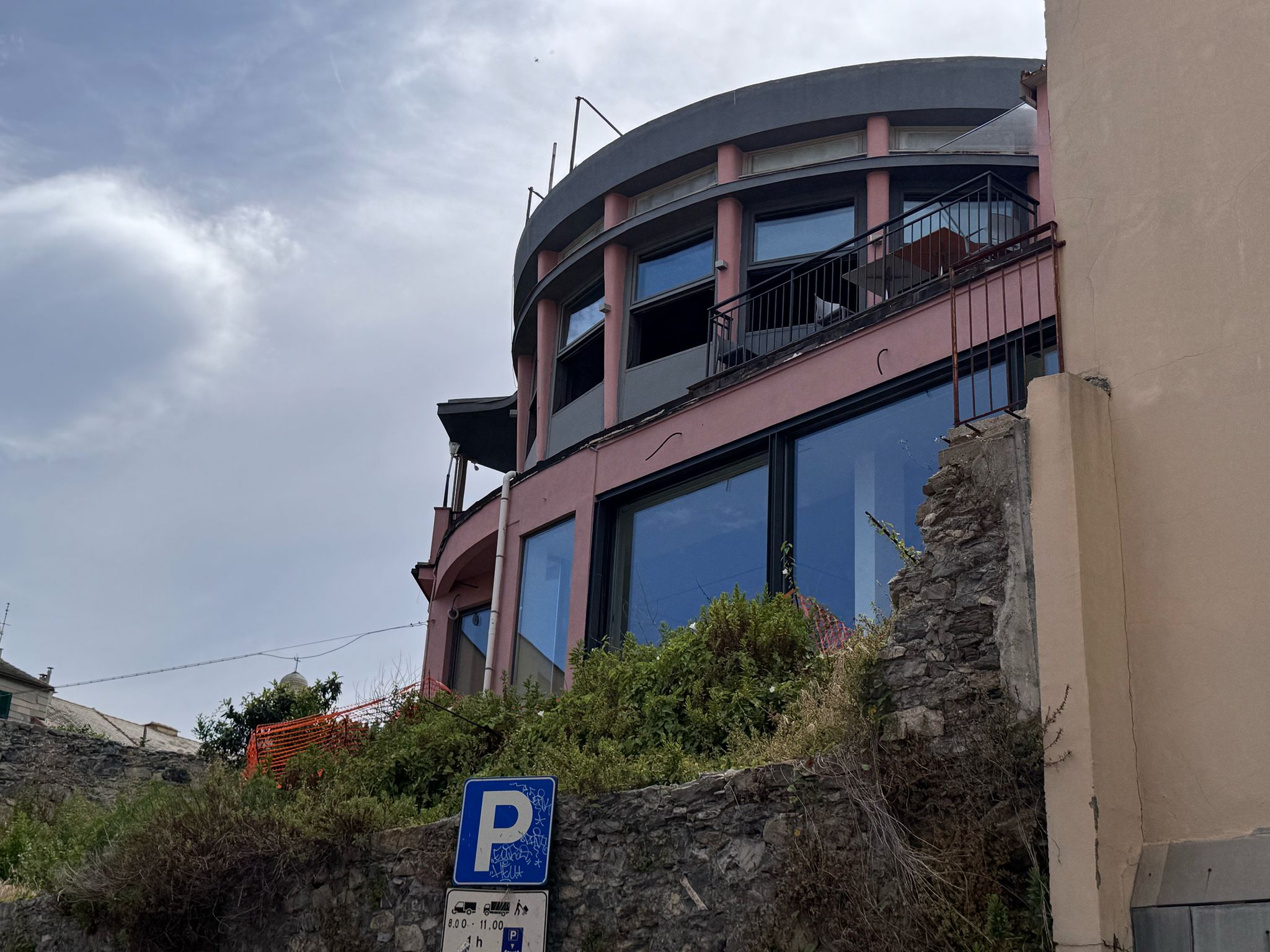Bimbo di due anni precipita dalla finestra di un ristorante a Boccadasse