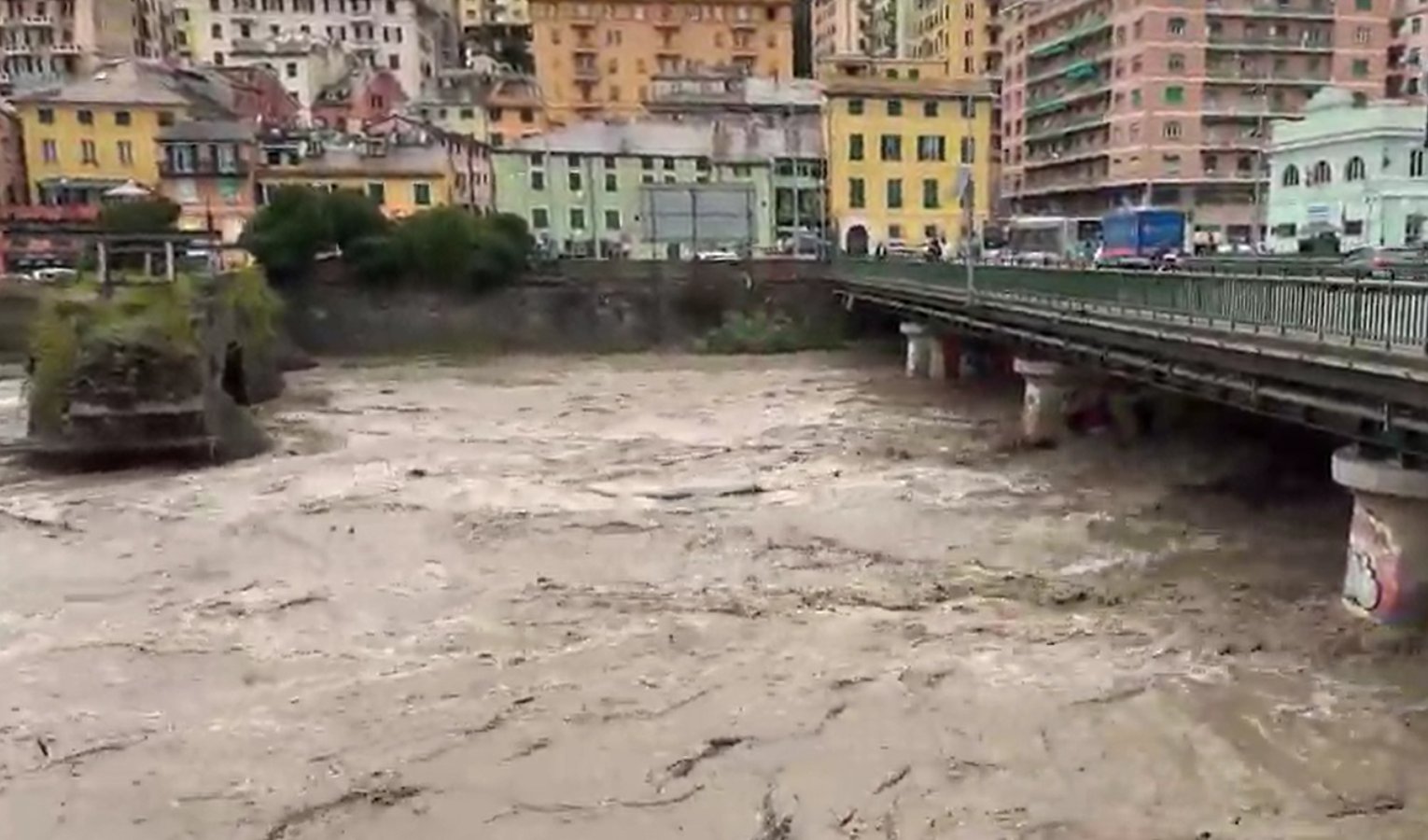 Genova, la pioggia fa salire il livello del Bisagno. Il video