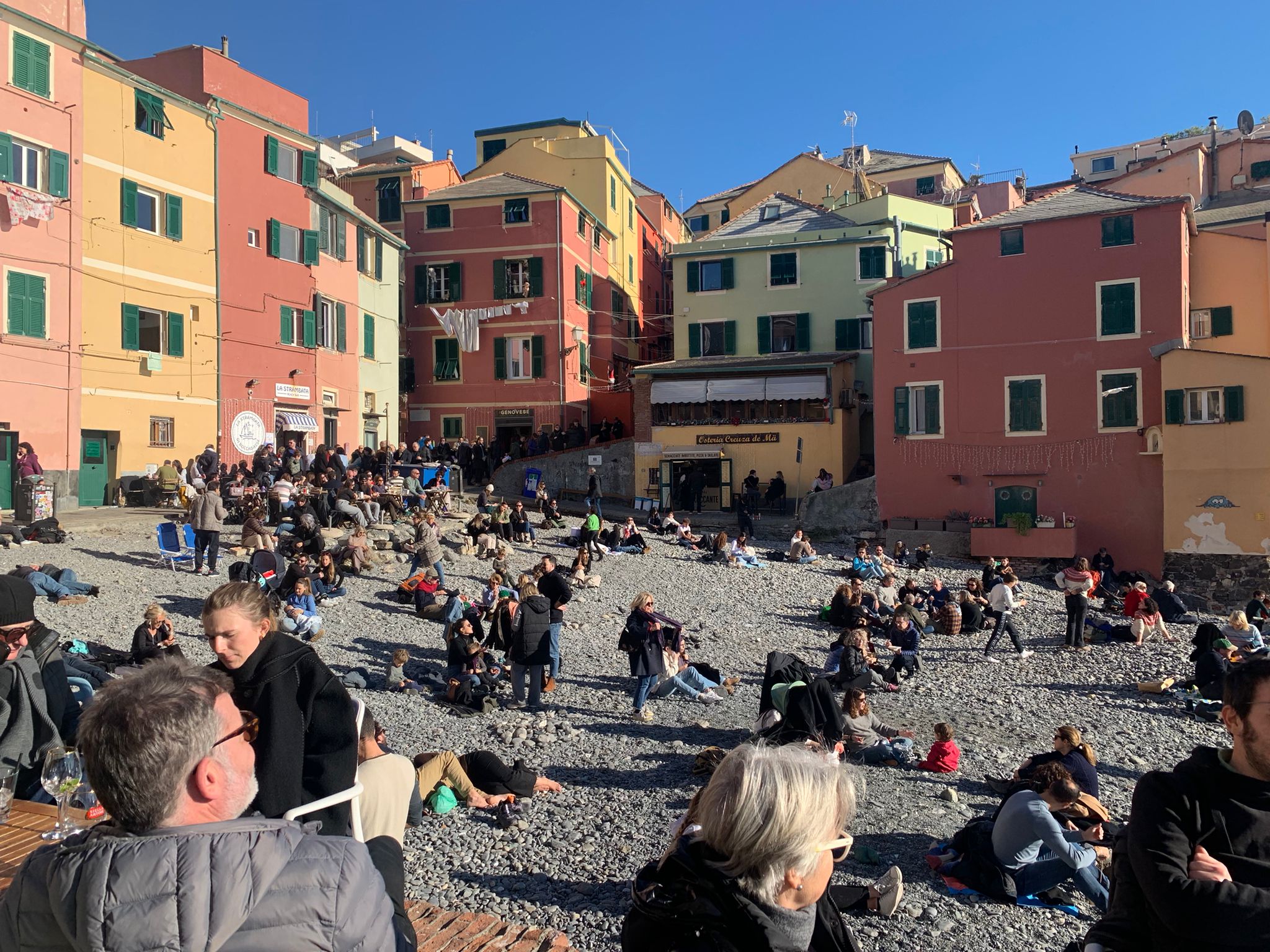 Una spiaggi affollata 