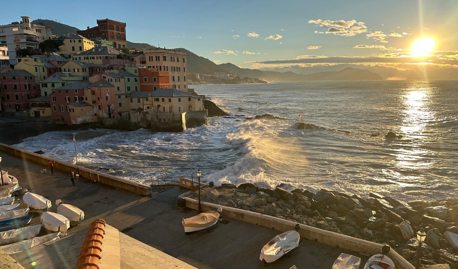 Il vento di burrasca sferza la Liguria, crollano alberi e insegne: avviso per mareggiata