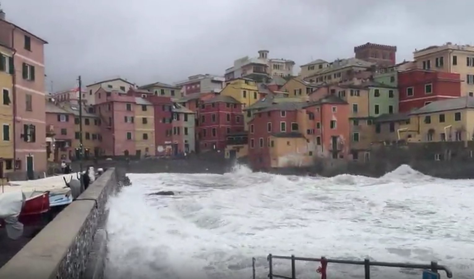 Mareggiata in Liguria, la situazione a Boccadasse