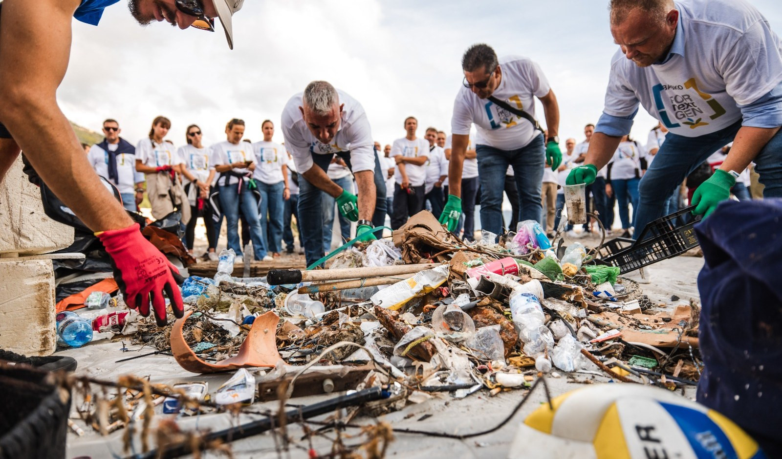 Bogliasco, in 150 a pulire la spiaggia con Basko: raccolti oltre 700 mozziconi