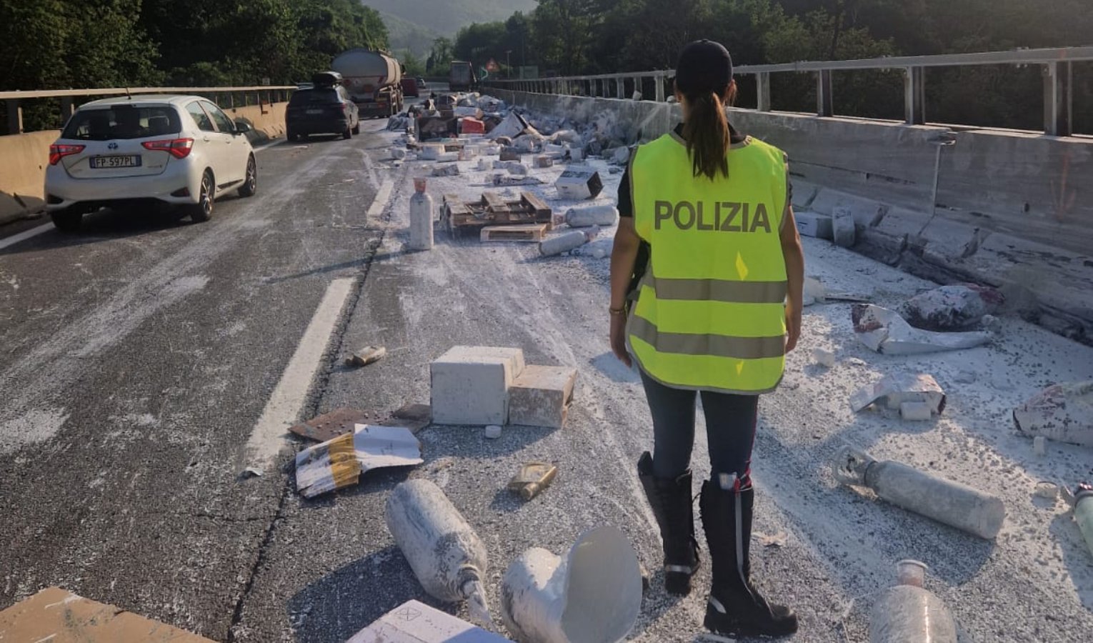 A7, camion perde il carico a Isola del Cantone: nessun inquinamento nello Scrivia