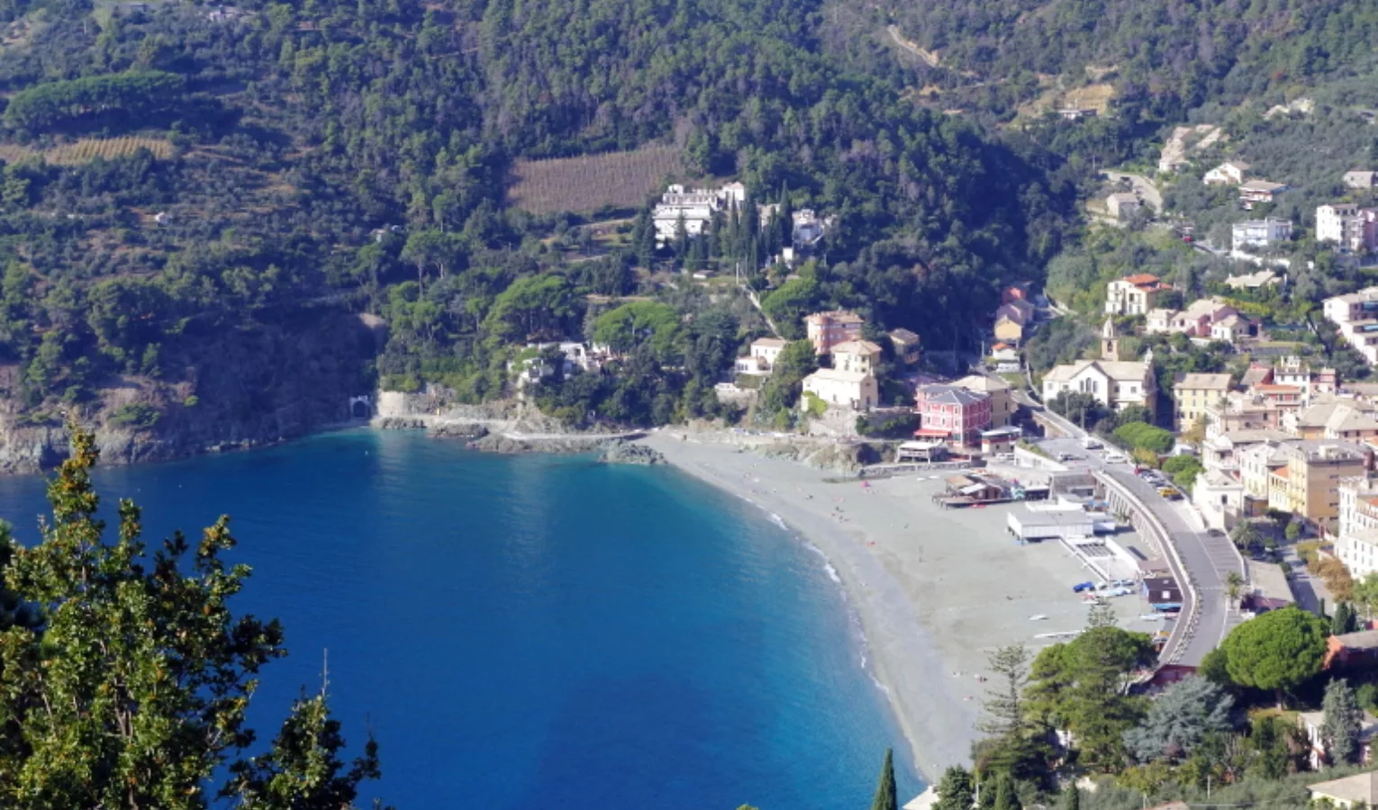 A Bonassola vietato girare a piedi nudi dopo richiesta dei commercianti -  Primocanale.it - Le notizie aggiornate dalla Liguria