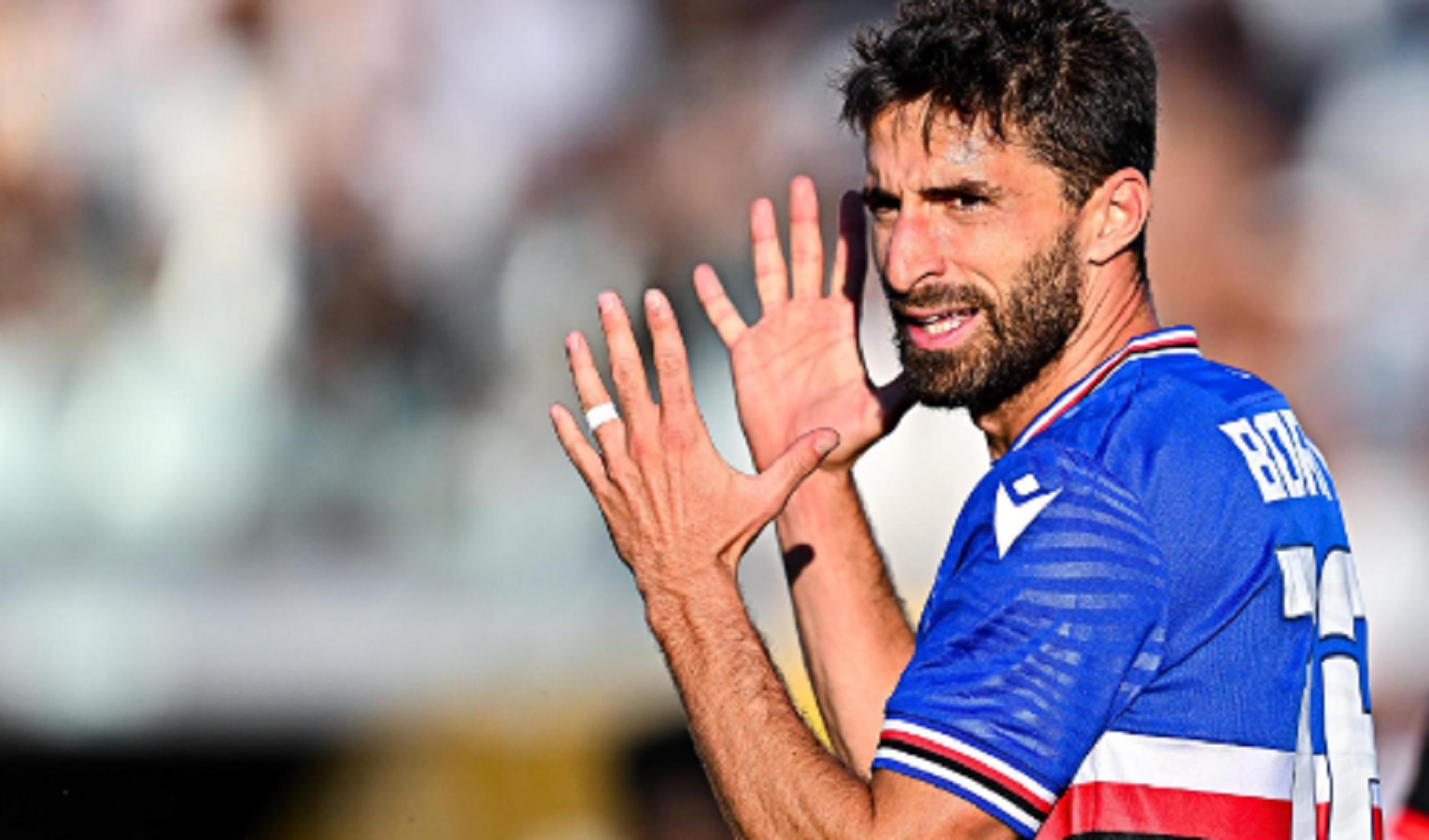 Un uomo con la barba con la maglia della Sampdoria