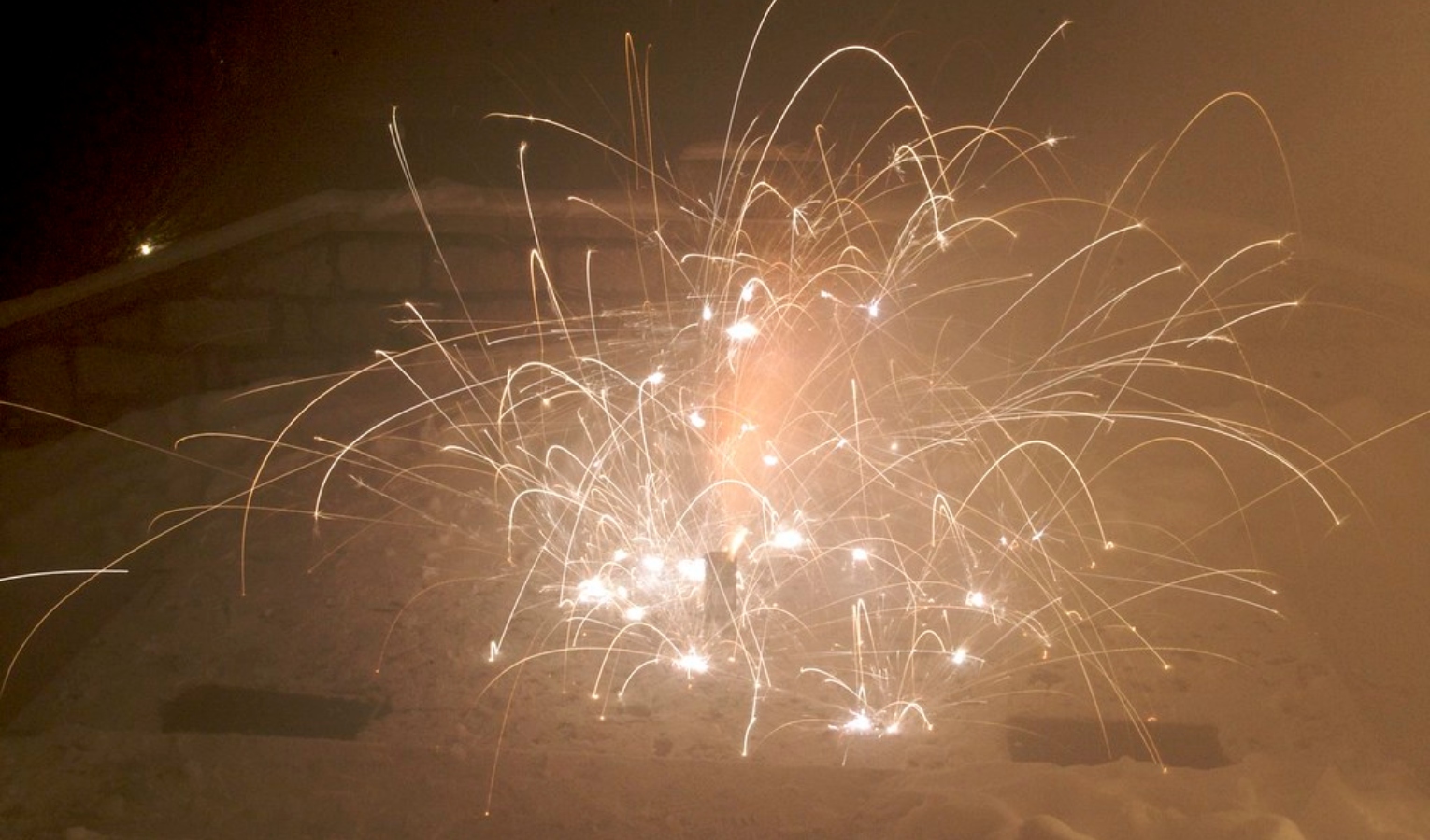 Botti di Capodanno, in Liguria 20 feriti. Due accoltellati in risse e un uomo in coma