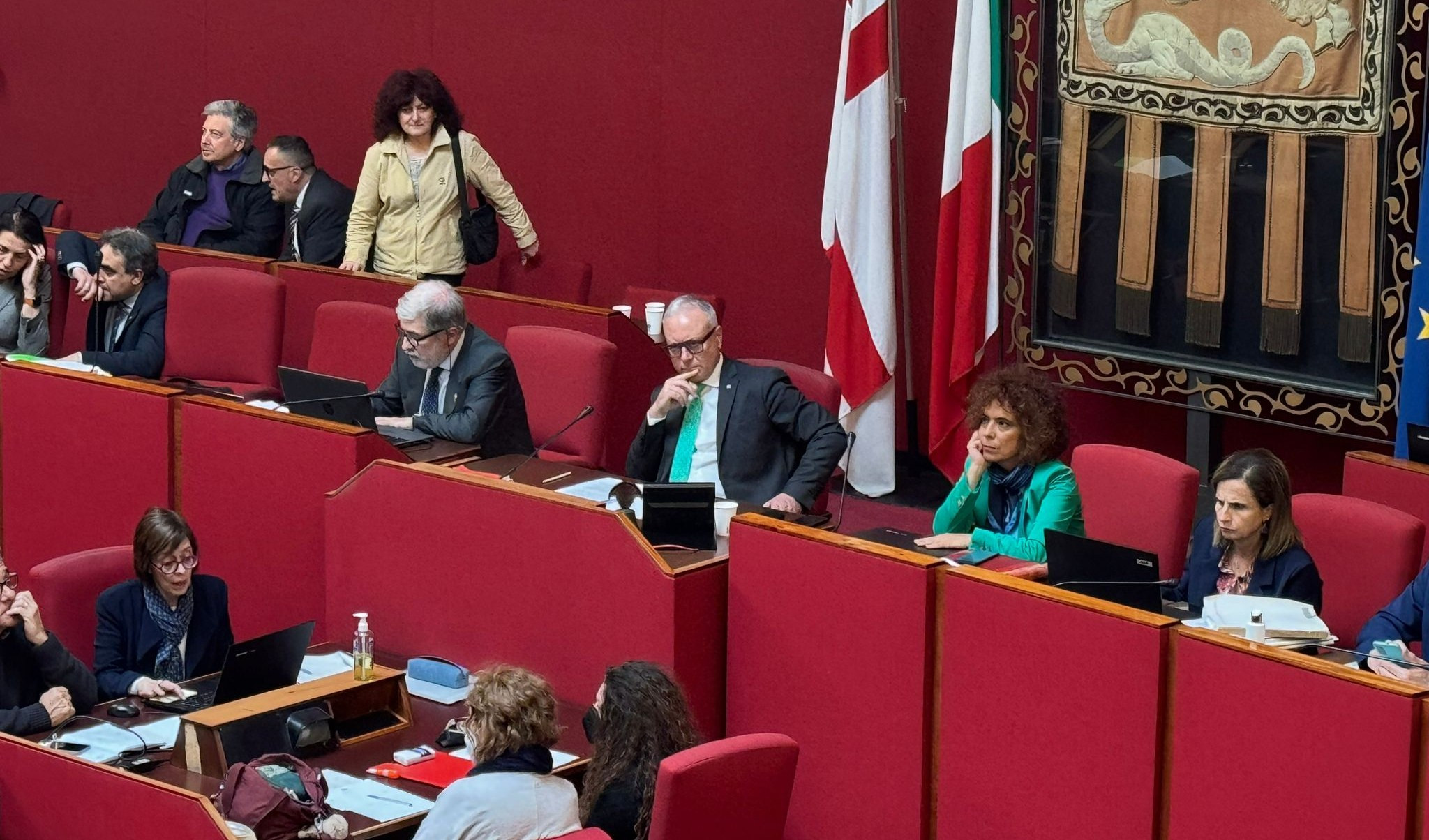 Persone sedute in un'aula rossa