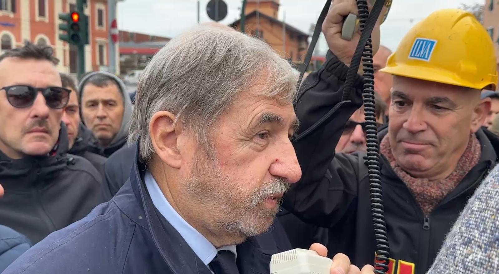 Ex Ilva, presidio a oltranza a Genova in piazza. Bucci incontra i lavoratori: