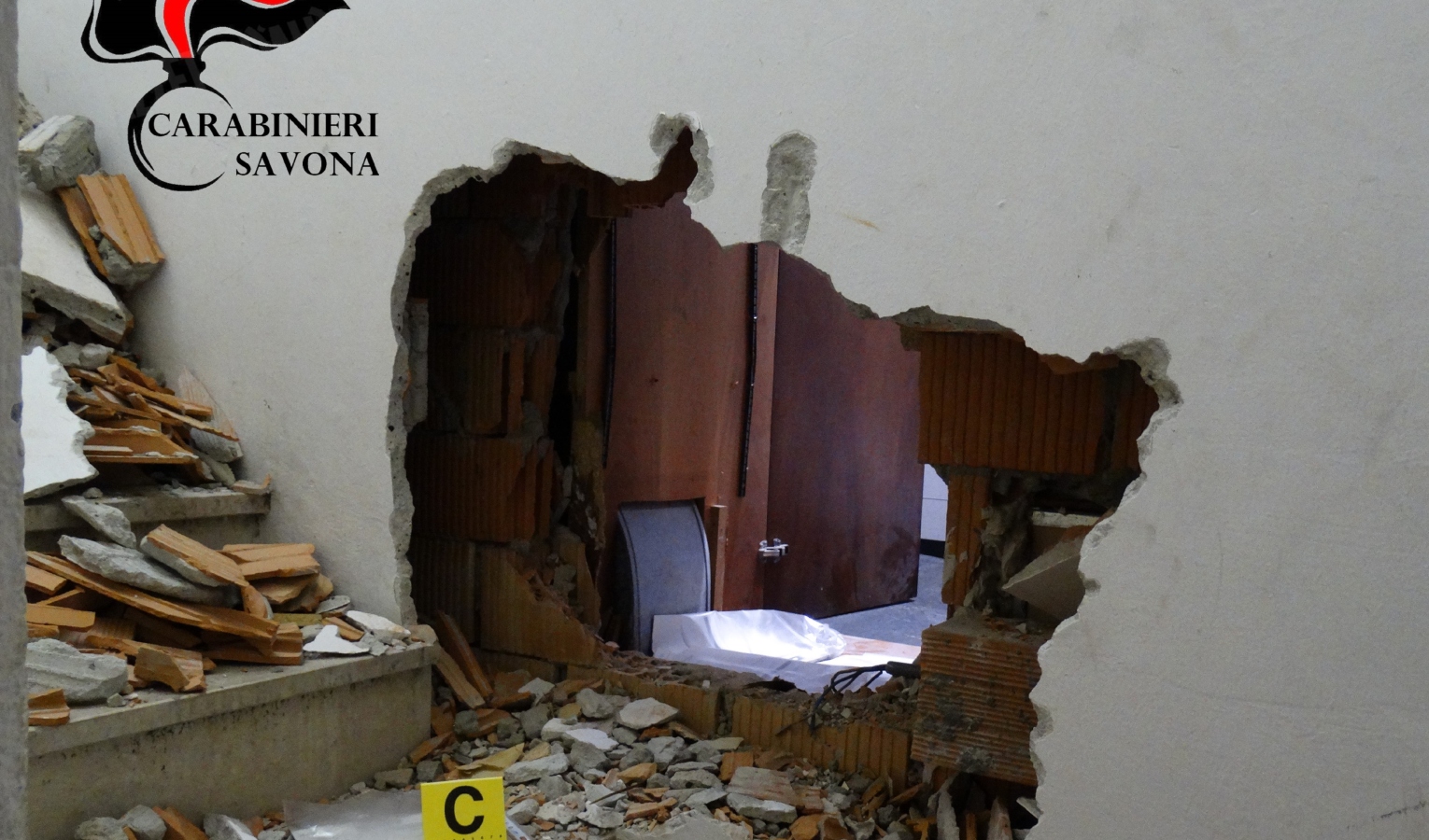 Tentarono il colpo in banca il bucando il muro: arrestati, ecco il video