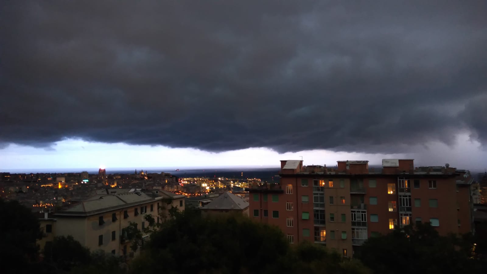 Allerta meteo, gli ultimi aggiornamenti da Centro operativo. Martedì parchi e cimiteri chiusi
