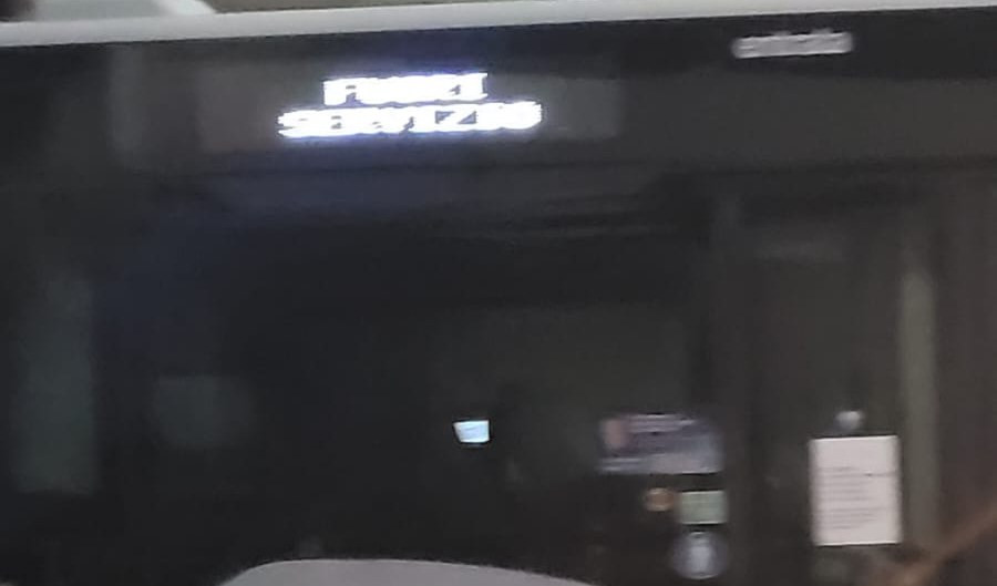 Baby vandali distruggono portiera bus della notte in corso Europa, autista sospende il servizio