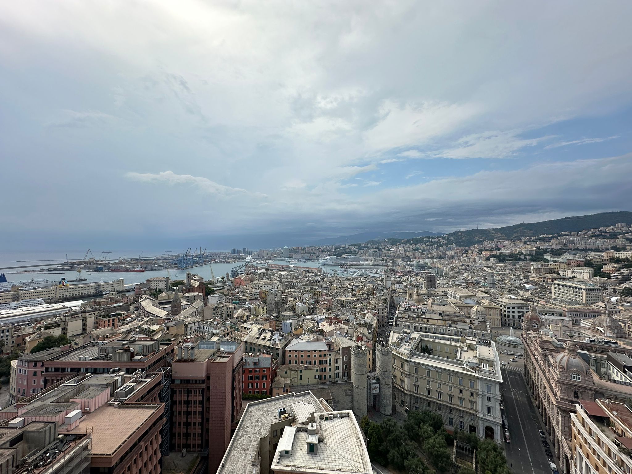 Temporale con tuoni e fulmini a Genova. Allerta gialla fino alle 5 sul Levante