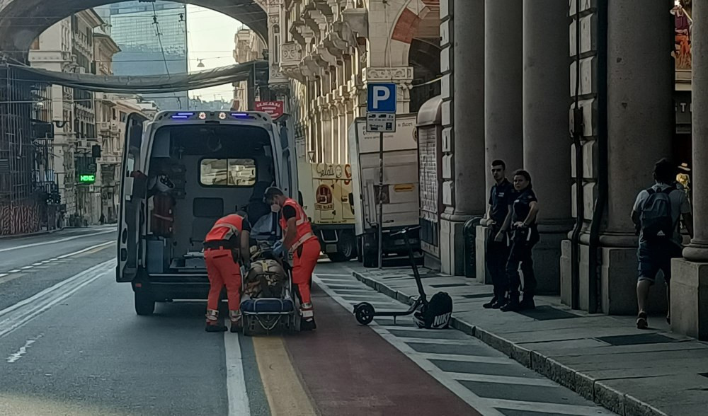 Genova, 27enne cade da monopattino in via XX: trauma cranico