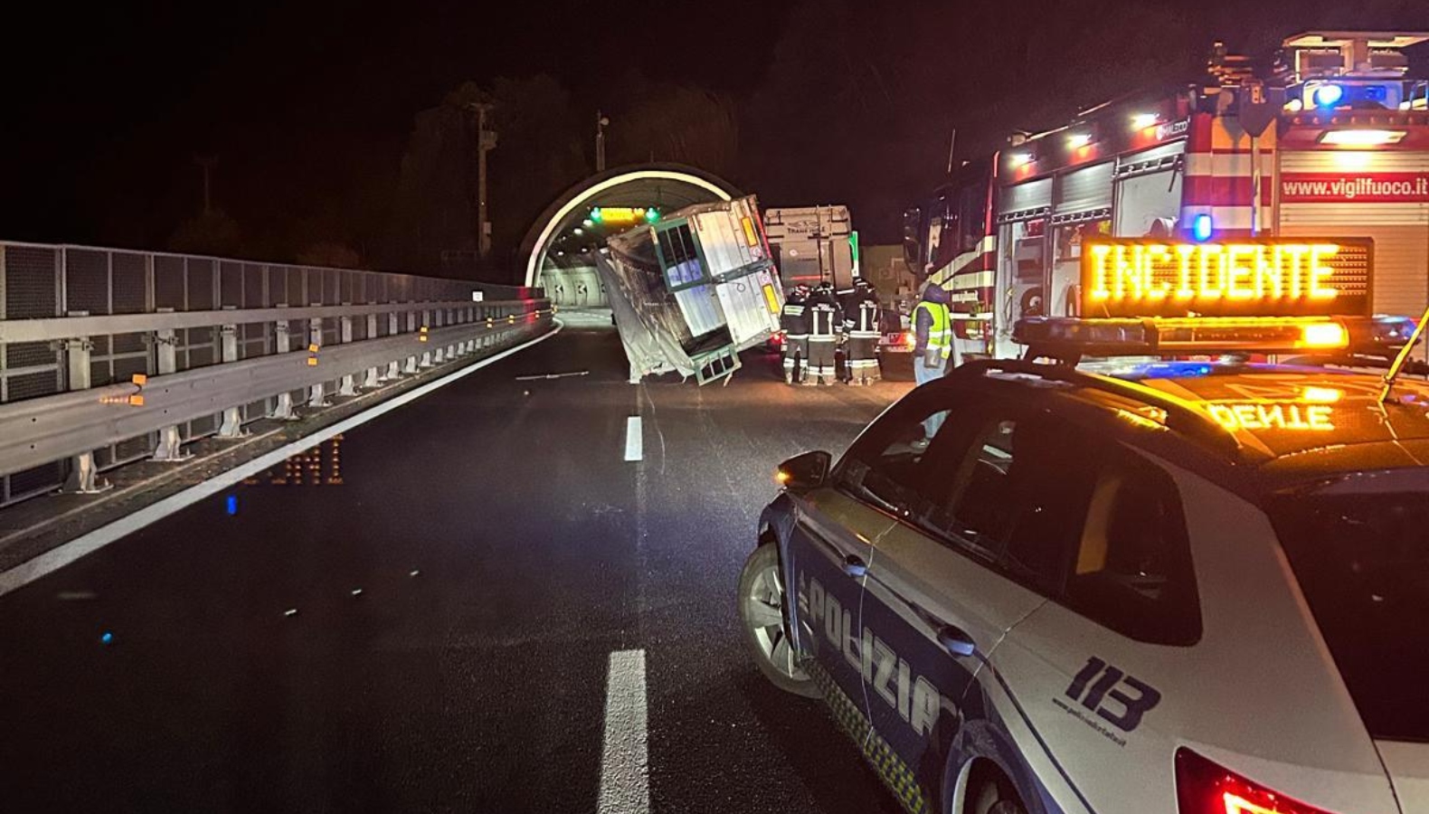 Rimorchio si ribalta per il vento in A10: traffico paralizzato