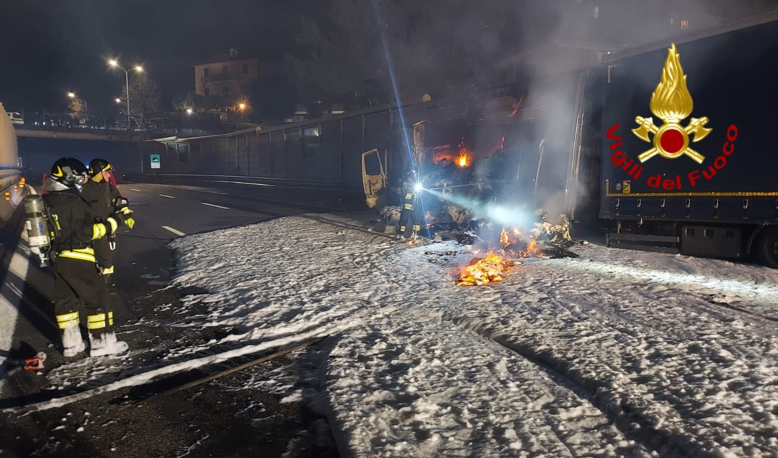 Notte di inferno in autostrada, A10 riaperta dopo rogo di un camion