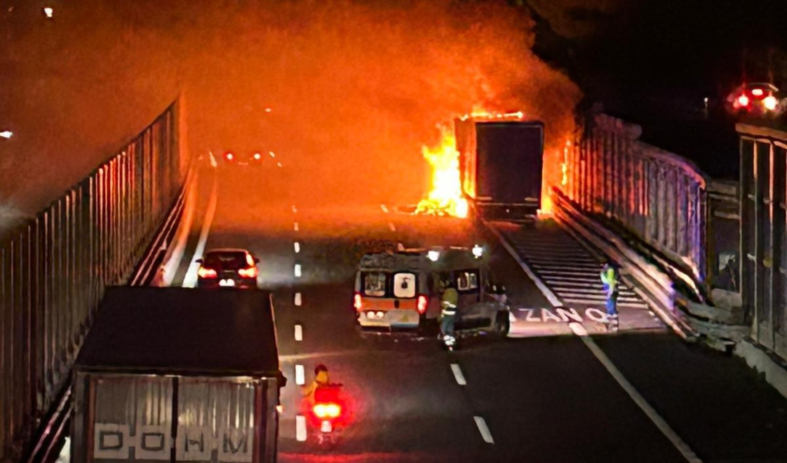 In fiamme camion che trasportava carta in A10, traffico bloccato ad Arenzano e in Aurelia