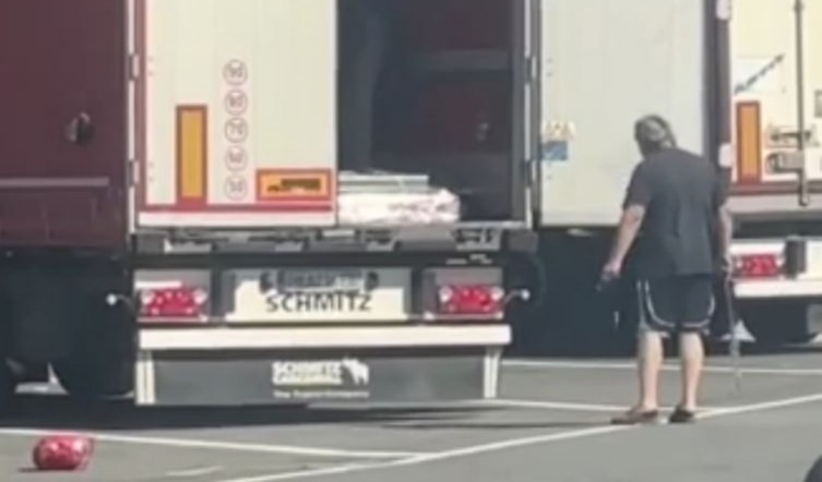 Ventimiglia, camionista prende migranti a cinghiate per farli scendere dal camion