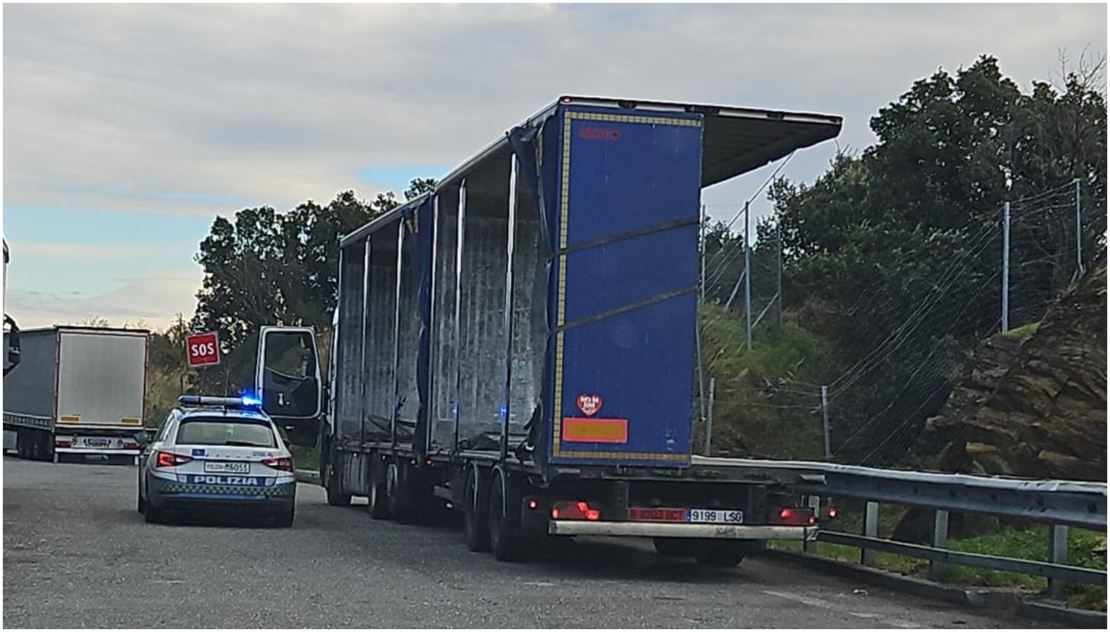 Un tir e una macchina della polizia