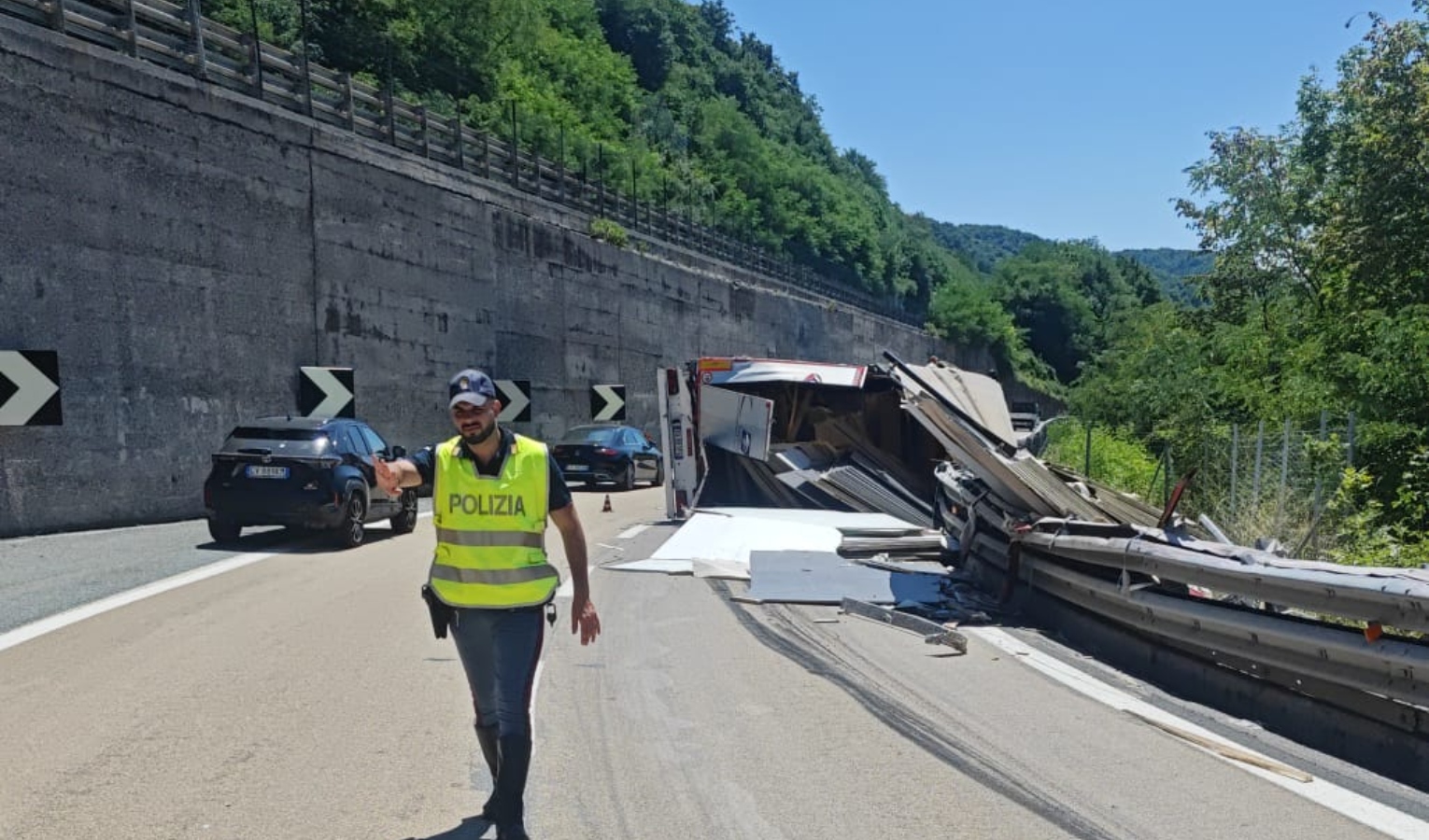 Tir si ribalta sull'A7 e distrugge il guardrail: coda tra Bolzaneto e Busalla