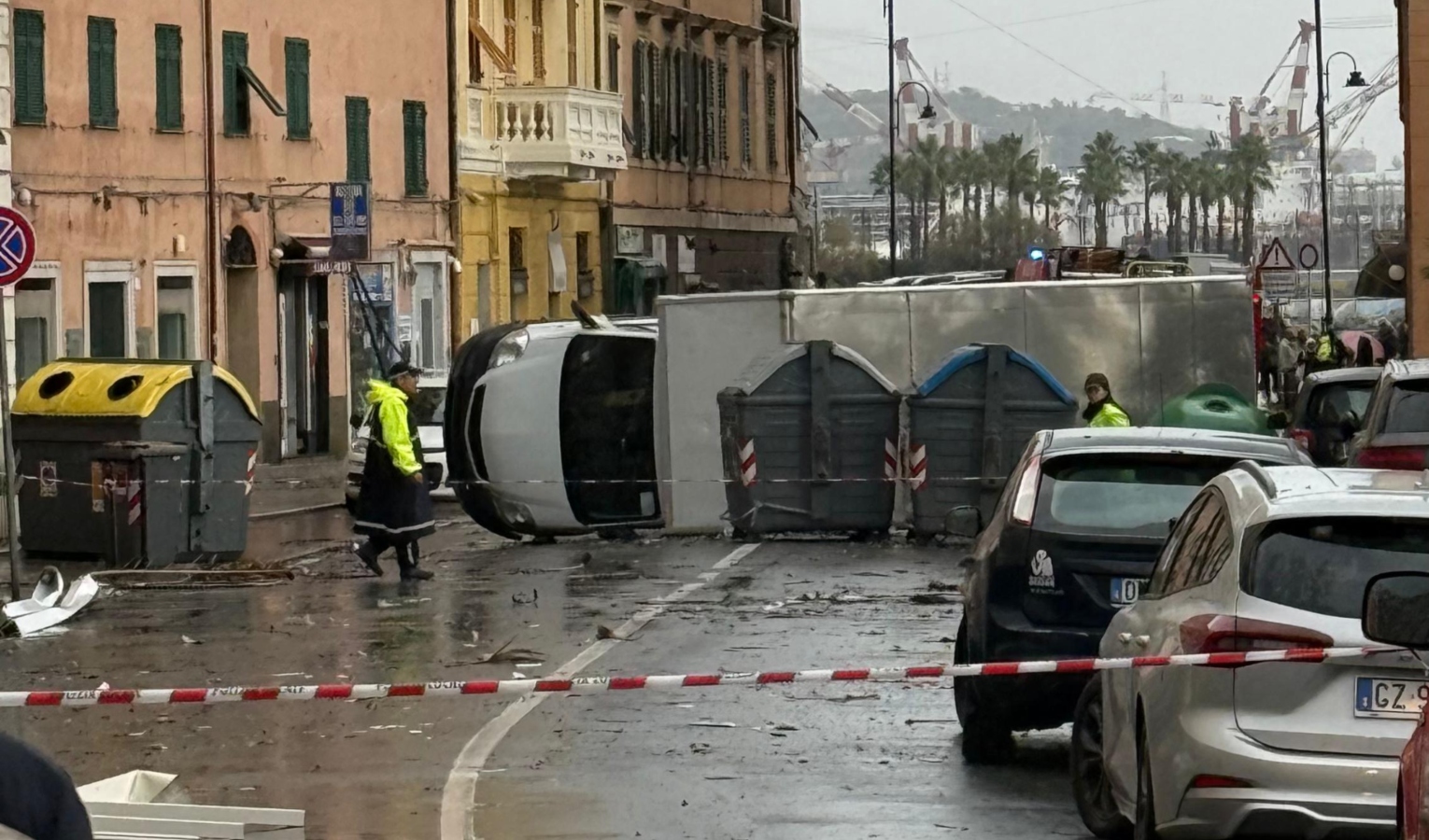 Tromba d'aria sul ponente genovese, a Pegli un camion si ribalta sul lungomare