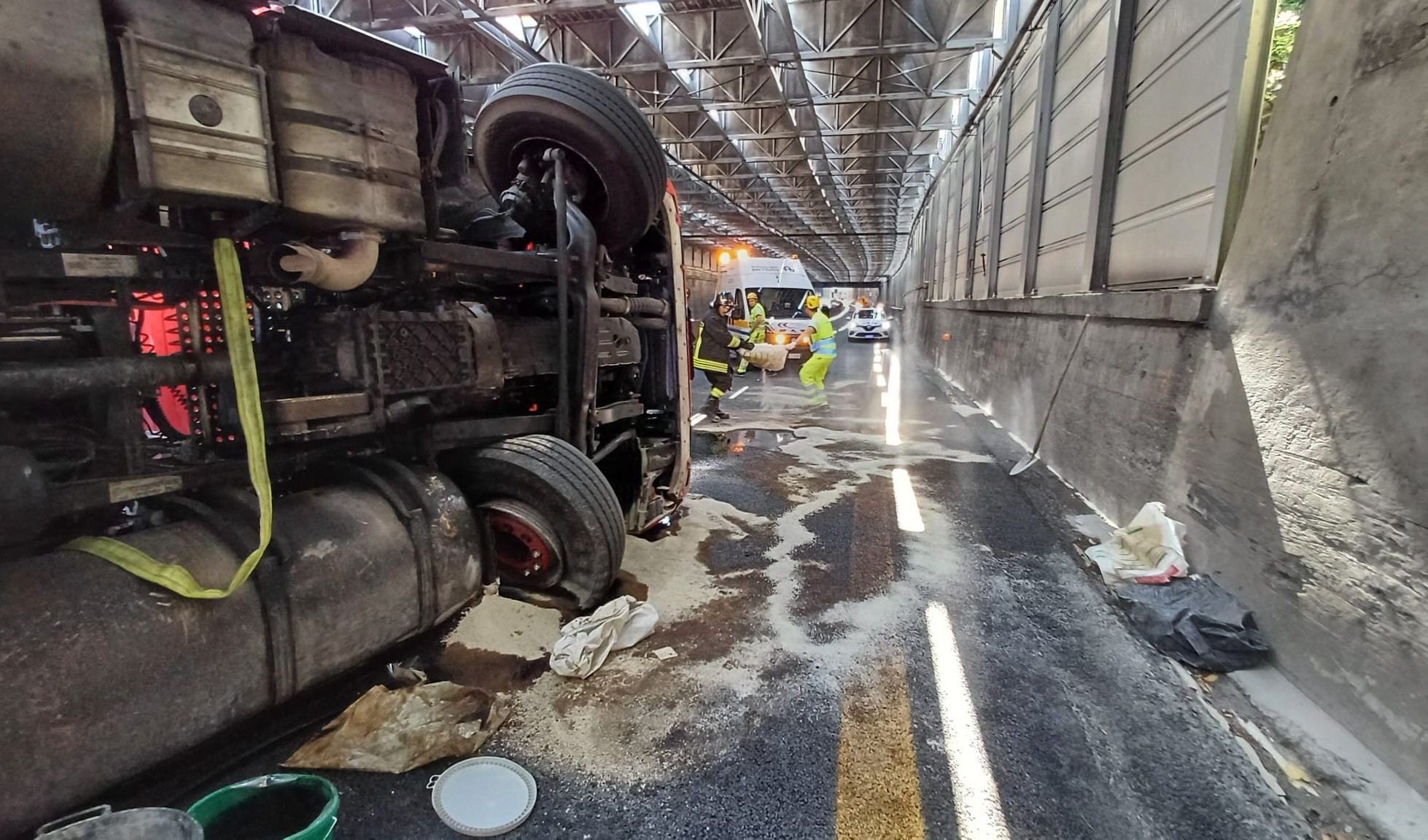 A10, camion ribaltato tra Genova Pra' e Aeroporto: autostrada riaperta dopo 8 ore