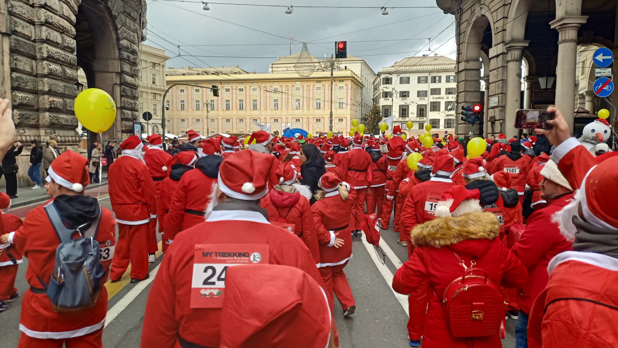 Babbo Natale arriva in moto, a piedi e...fa il bagno: super partecipazione agli eventi festivi solidali