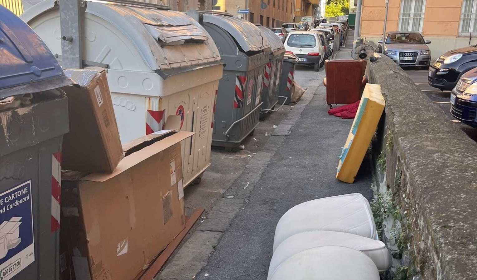 Rifiuti abbandonati, controlli dai bidoni: scattano le multe al Campasso e Molassana