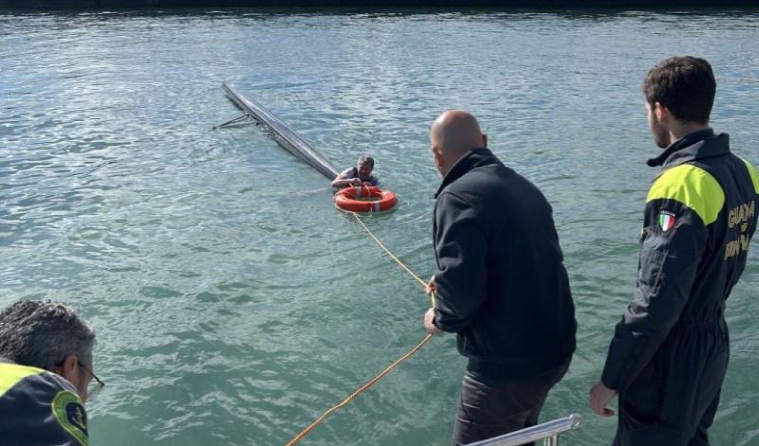 Barca in avaria e canoista in mare: salvate quattro persone a Genova