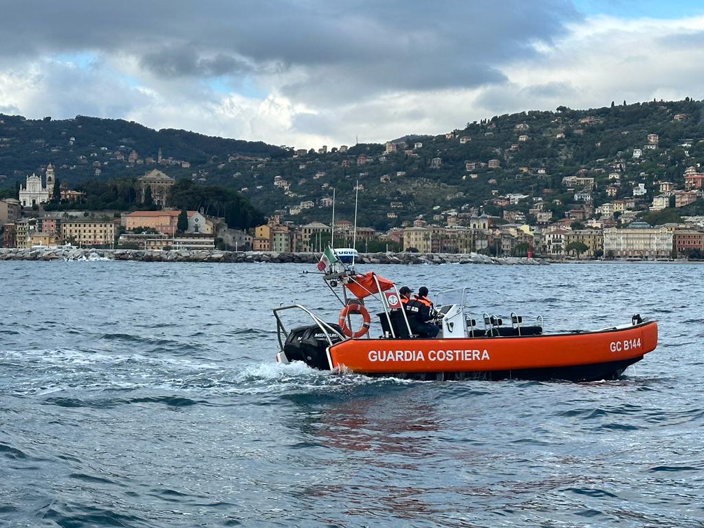 Un gommone in mare