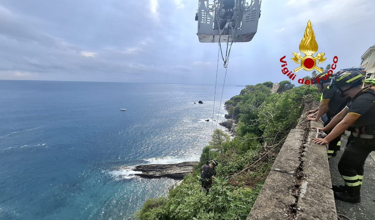 Franano calcinacci sui binari a Capolungo, treni in ritardo. Concluso intervento