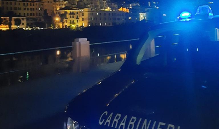 Arenzano, donna ubriaca causa incidente e poi tenta di rubare taser a carabiniere