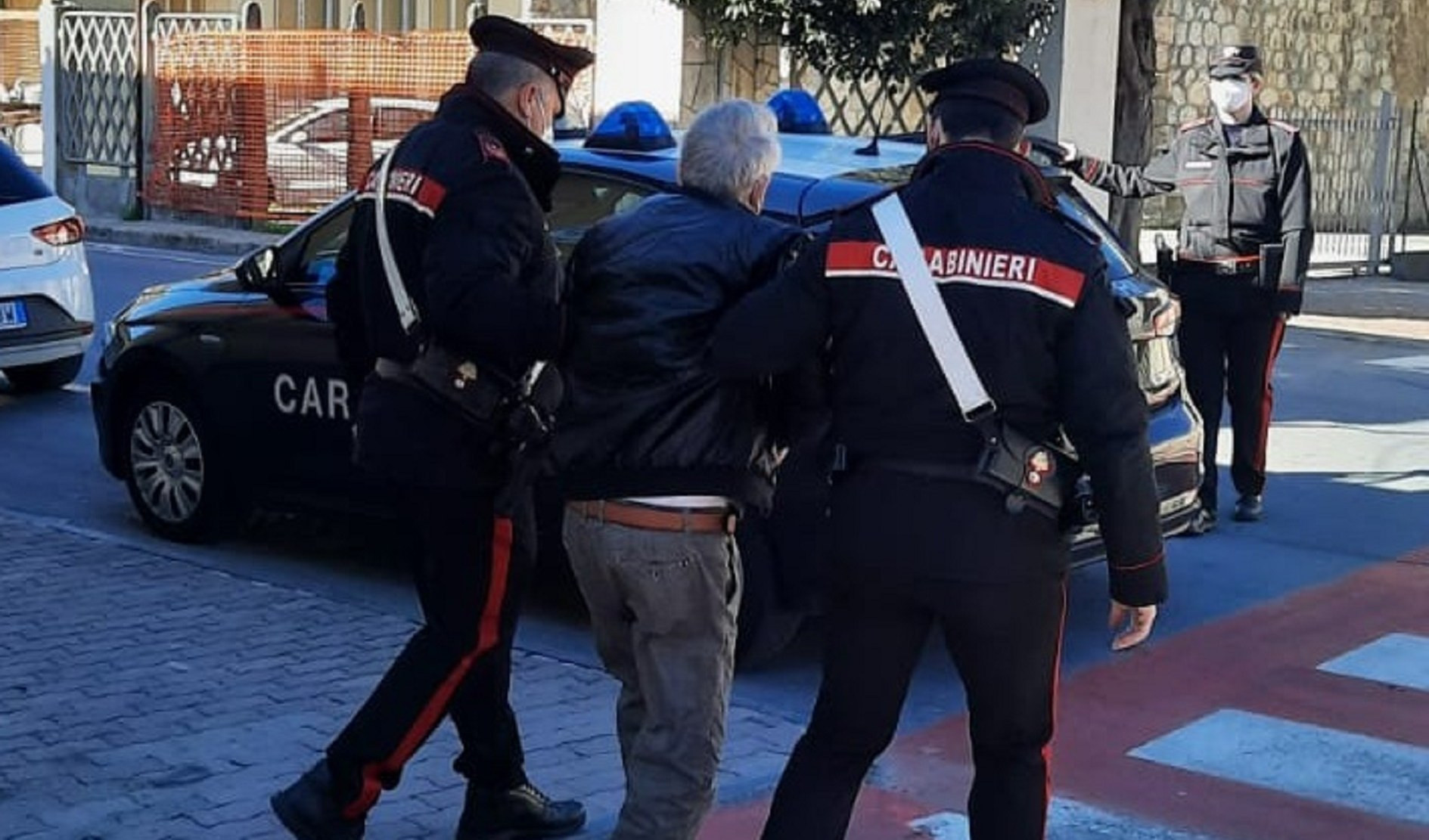 Sestri Levante, ubriaco schiaffeggia barista e si scaglia sui carabinieri: arrestato
