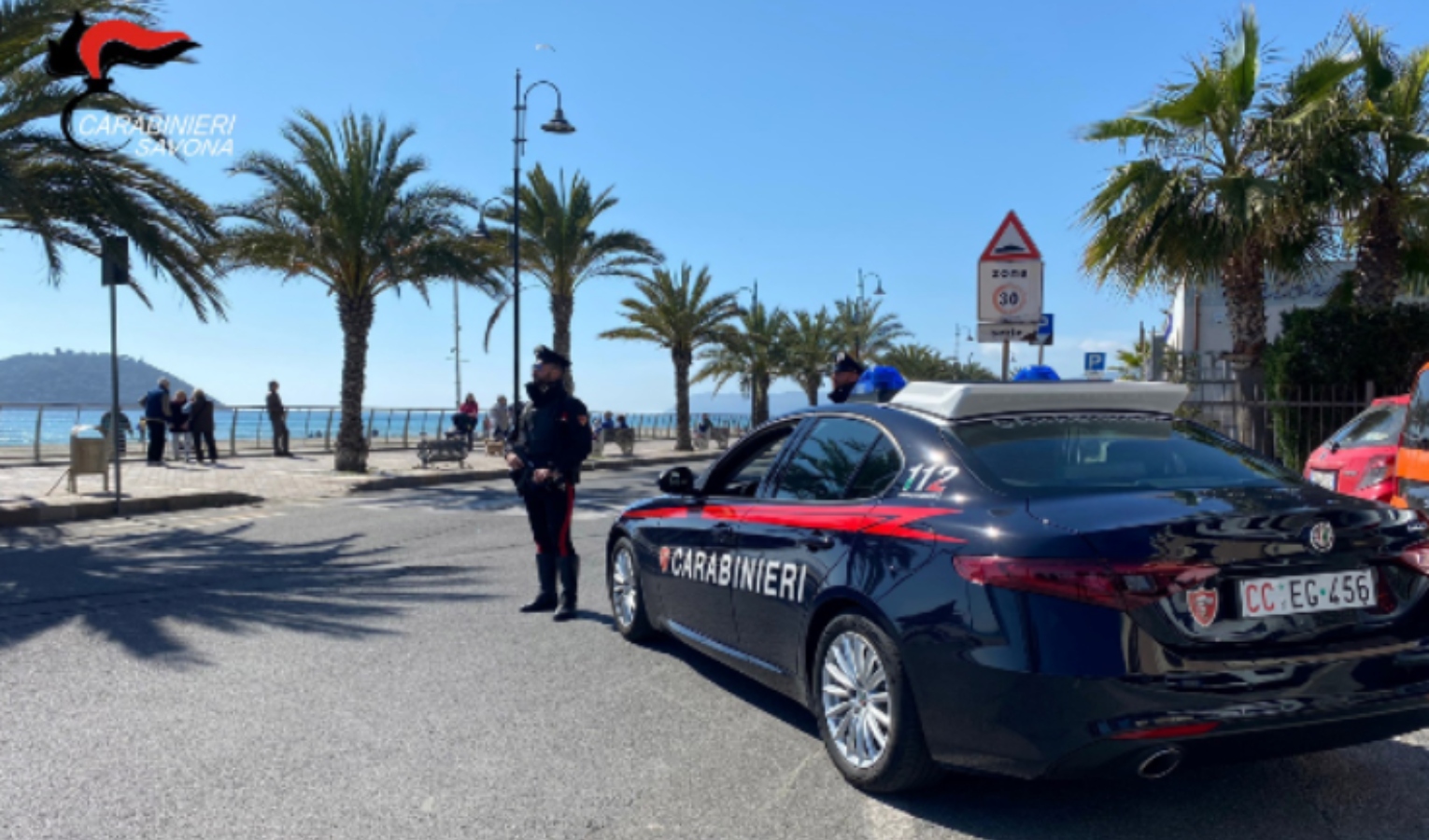 Aggredisce parente e carabinieri in spiaggia ad Arenzano: arrestato