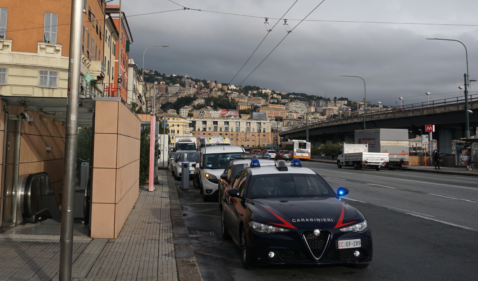 Furti nelle auto parcheggiate a Dinegro: arrestato un minore