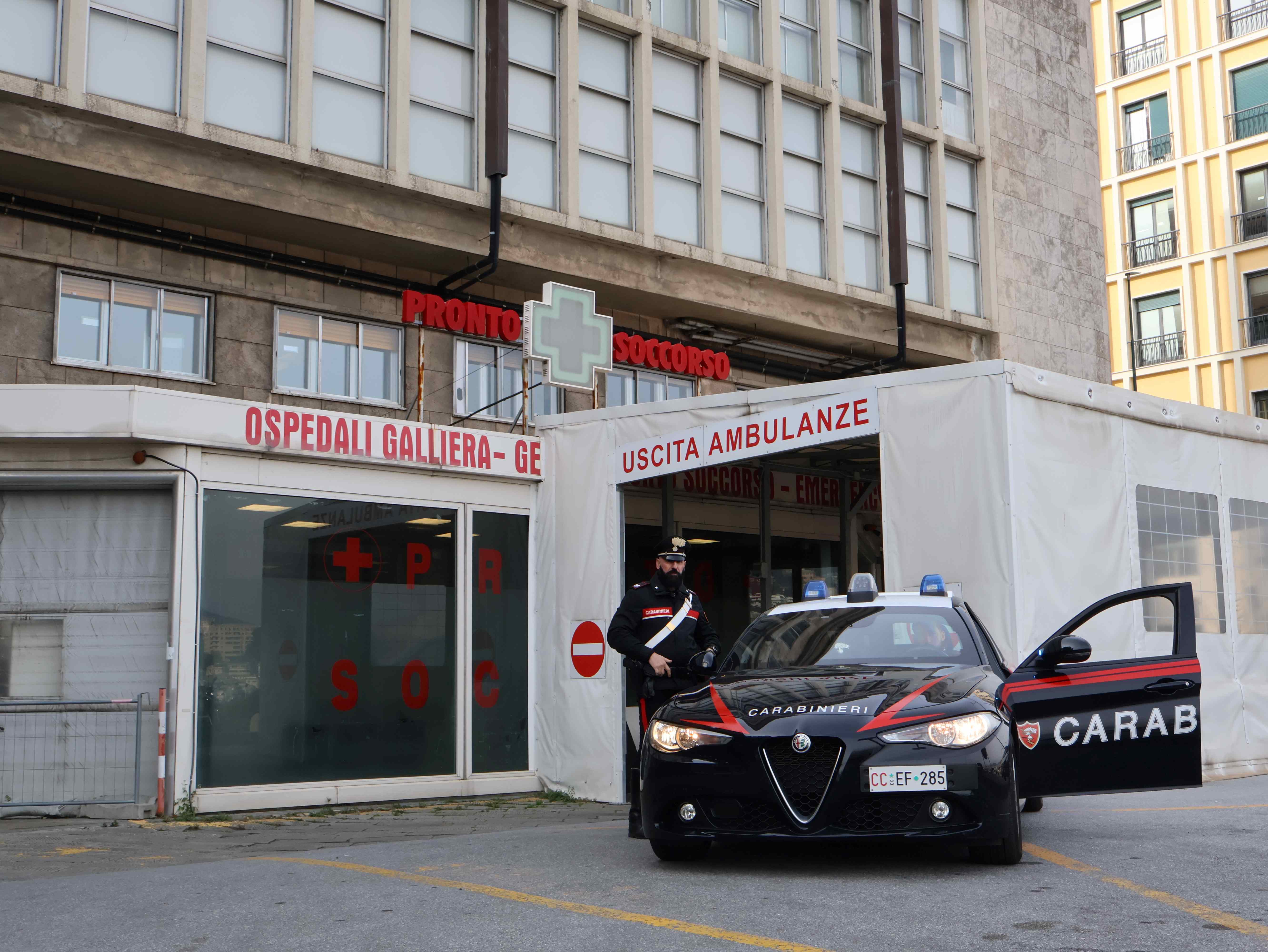 Auto dei carabinieri e militare davanti a un pronto soccorso