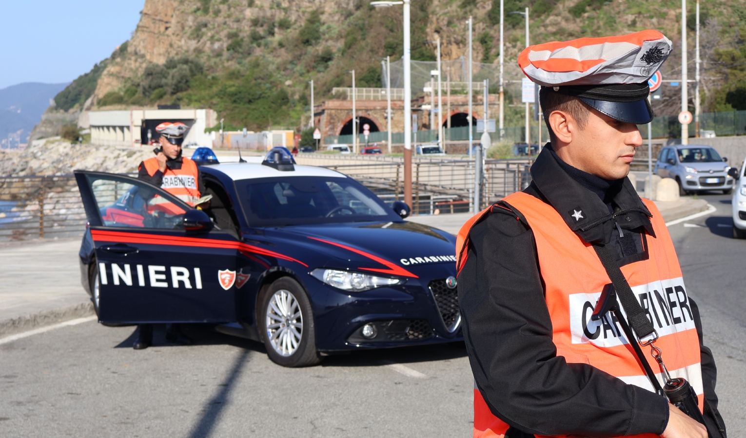 Fermati mentre cercano la prossima villa da razziare: in auto gioielli e un piede di porco