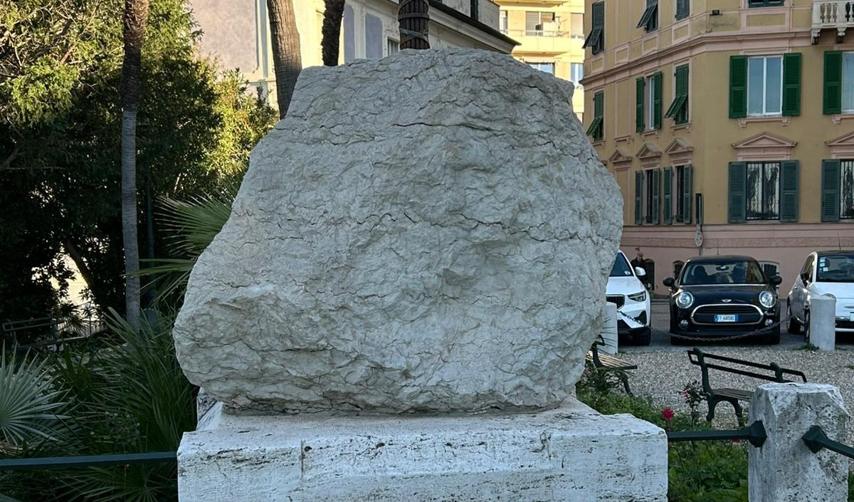 Rubato l'elmetto sul monumento agli alpini a Carignano