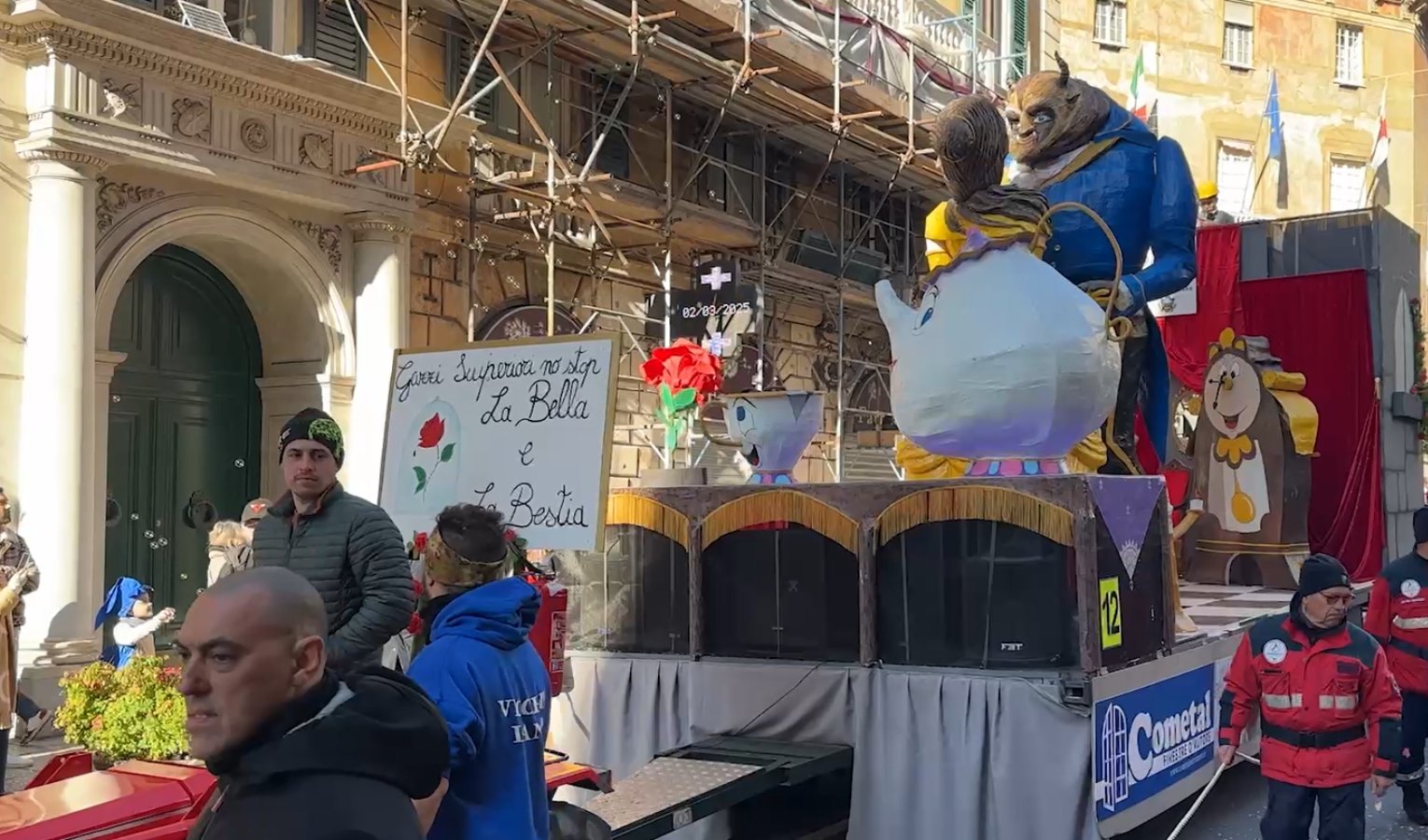 Maschere e carri, la sfilata di Carnevale colora le vie di Genova