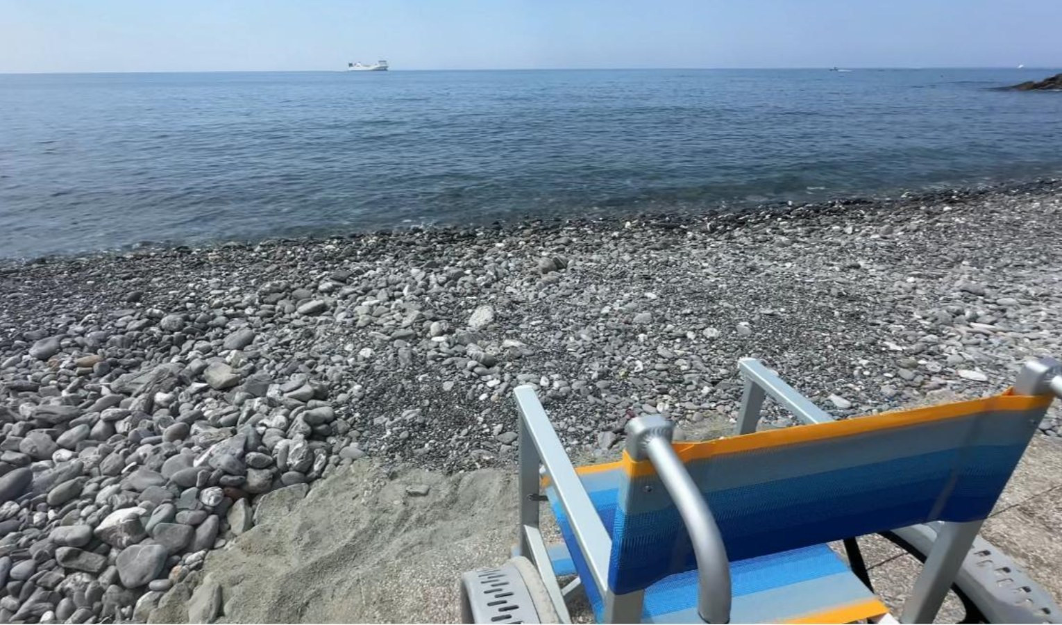 Genova, dalla nuova spiaggia libera inclusiva impossibile arrivare all'acqua in carrozzina