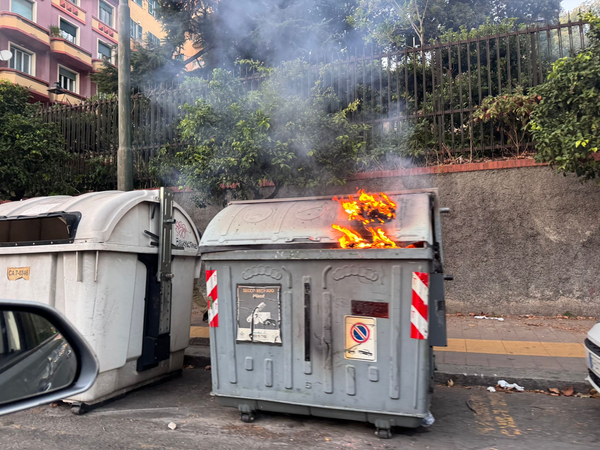 Mistero a Sampierdarena: dieci incendi di cassonetti in poche ore