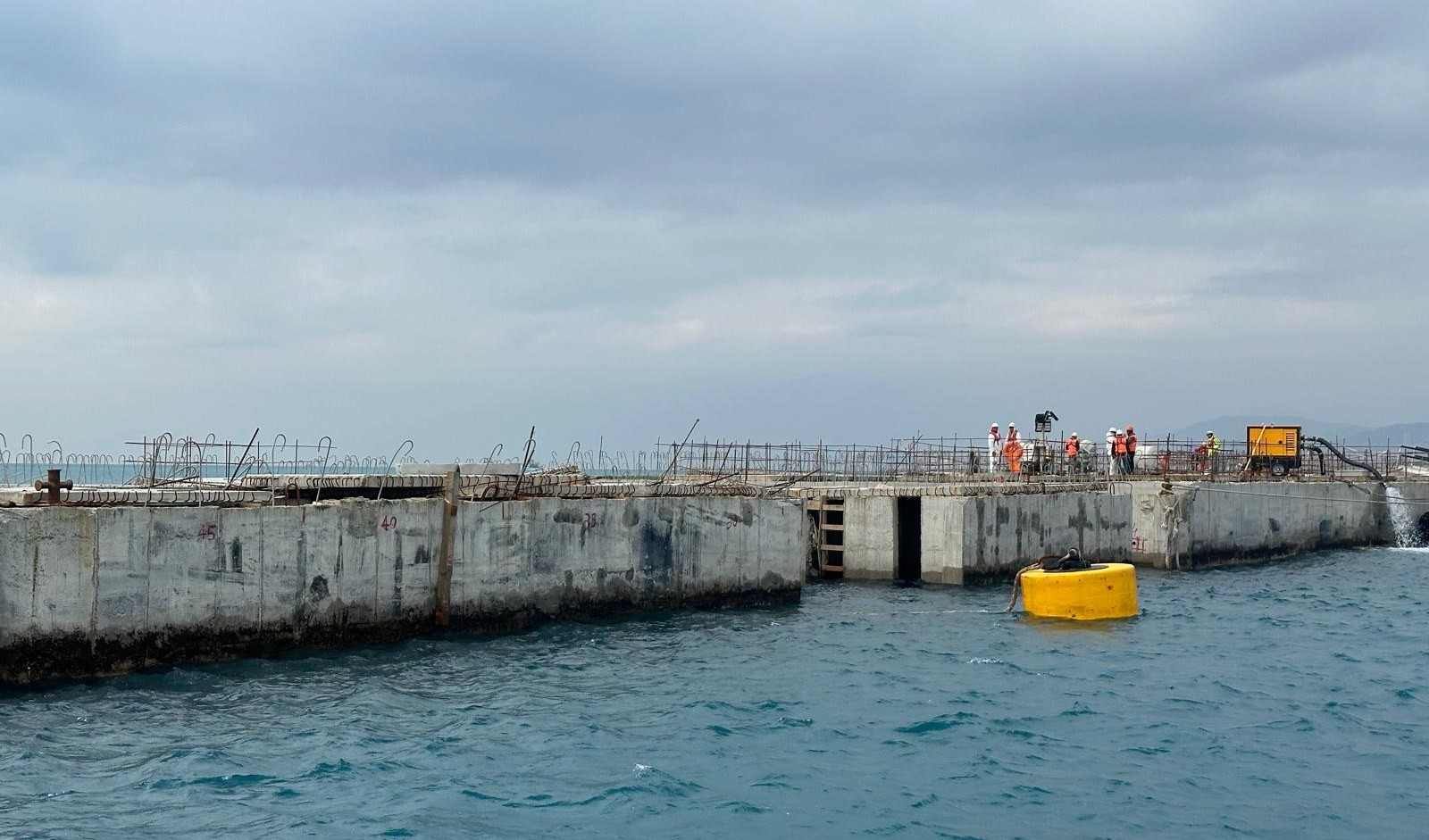 Tra i cassoni della diga e le fasi di ormeggio di una nave in 