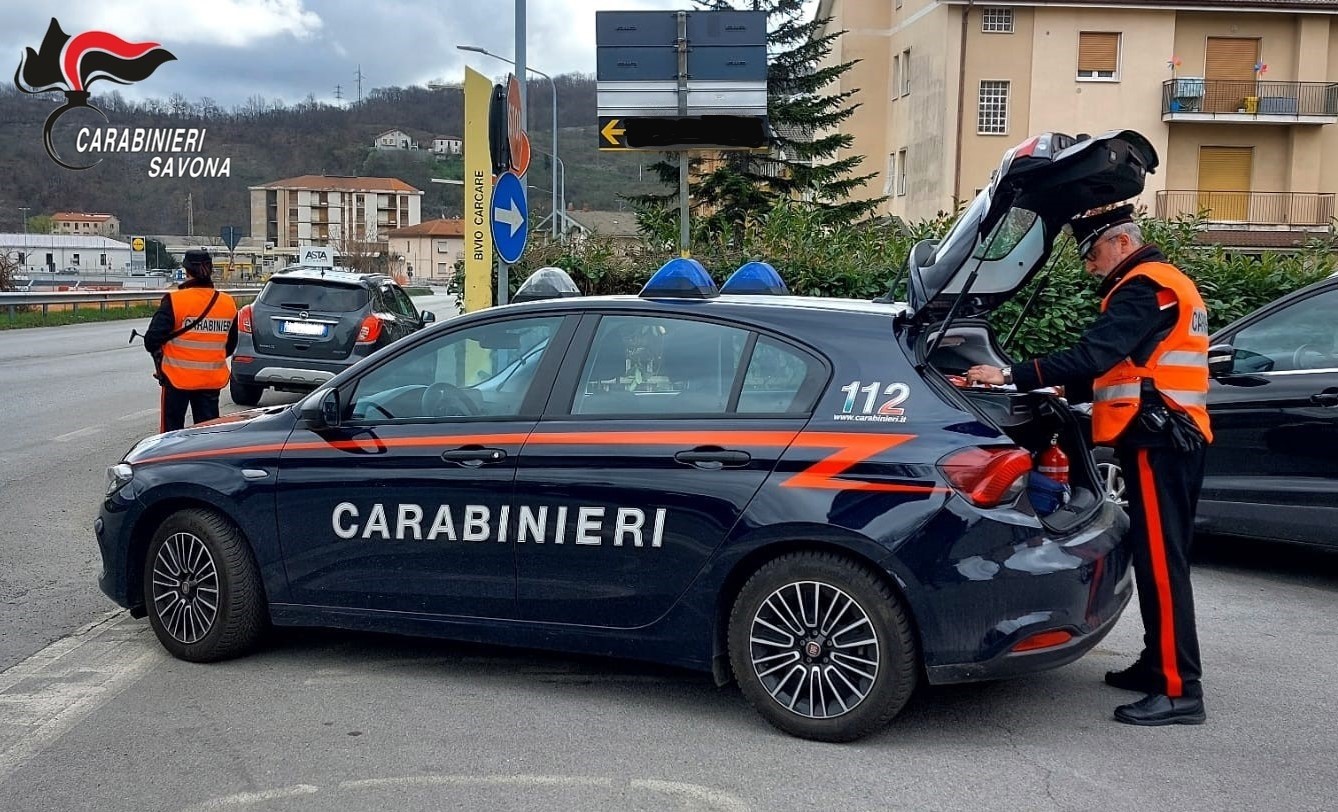 Finti carabinieri in