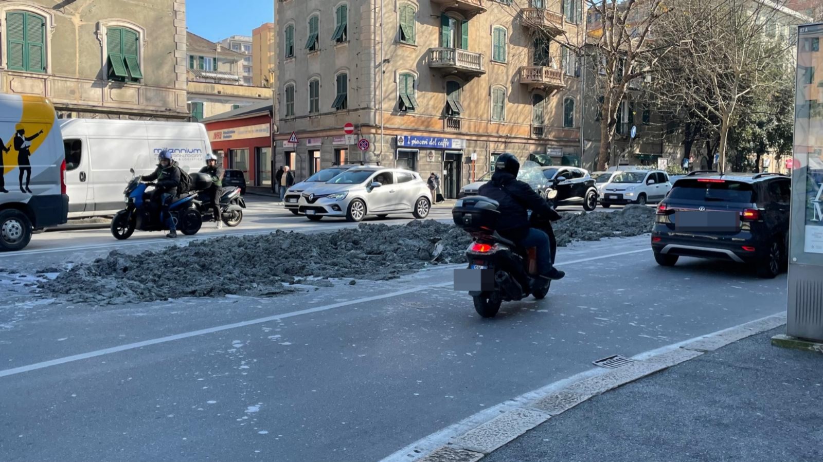  Incidente a Sestri Ponente: camion rovescia carico di cemento, traffico in tilt